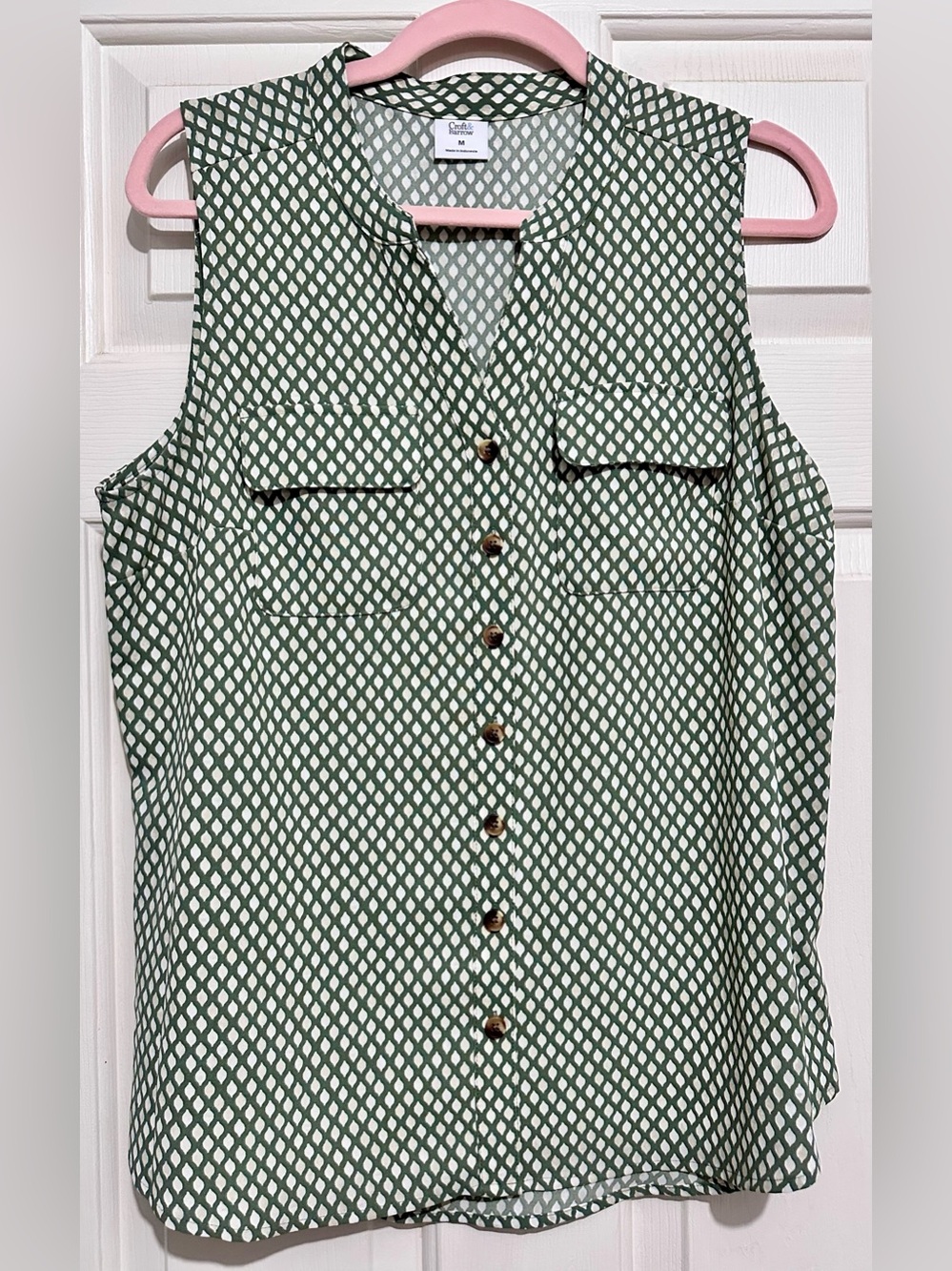 NWT croft & barrow Green and White Sleeveless Button-Up Geo Print Top